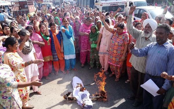 anganwadi workers burnt effigies of punjab government
