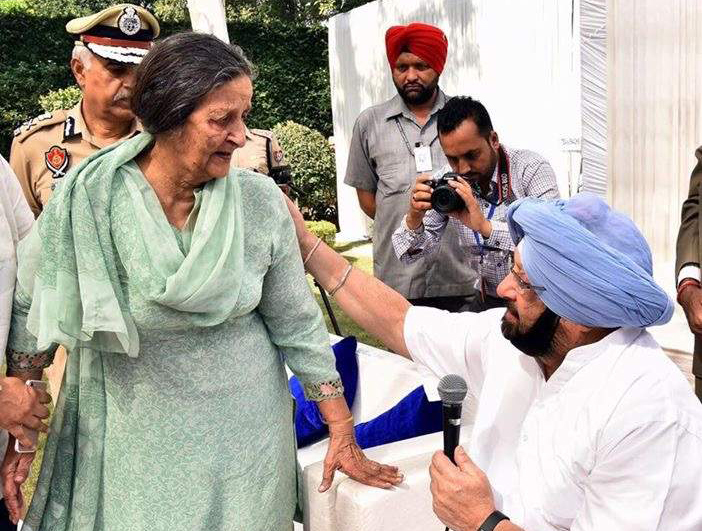 ਕੈਪਟਨ ਅਮਰਿੰਦਰ ਨੇ ਦਿੱਤੀ ਸ਼ਹੀਦਾਂ ਨੂੰ ਸ਼ਰਧਾਂਜਲੀ, ਵਿਧਵਾ ਔਰਤਾਂ ਲਈ ਵਿਸ਼ੇਸ਼ ਪਰਿਵਾਰਕ ਪੈਨਸ਼ਨ ਬਹਾਲ