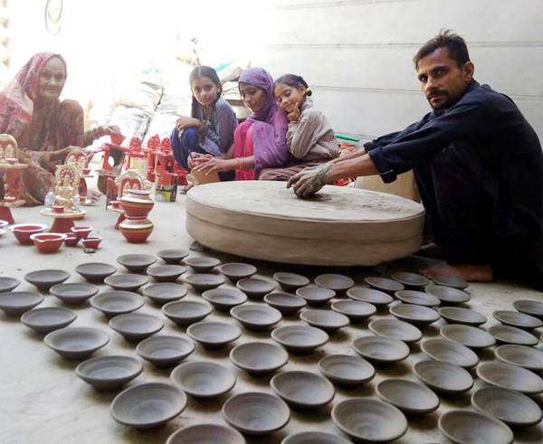 ਚੱਕ ''ਤੇ ਚੜ੍ਹੀ ਦੀਵੇ ਬਣਾਉਣ ਵਾਲਿਆਂ ਦੀ ਜ਼ਿੰਦਗੀ