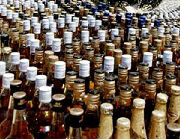 ਸ਼ਰਾਬ ਸਮੱਗਲਿੰਗ ਦੀ ਖੇਡ ''ਚ ਸ਼ਾਮਲ ਕਈ ਸਫੈਦਪੋਸ਼, ਕਾਰਵਾਈ ਸਿਰਫ ਪਿਆਦਿਆਂ ''ਤੇ