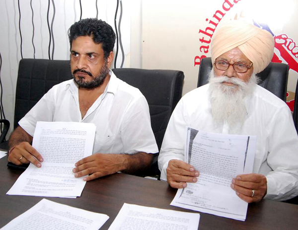 ਪਟਵਾਰੀ ''ਤੇ ਧੋਖੇ ਨਾਲ ਜ਼ਮੀਨ ਨਾਂ ਕਰਵਾਉਣ ਦੇ ਲਾਏ ਦੋਸ਼