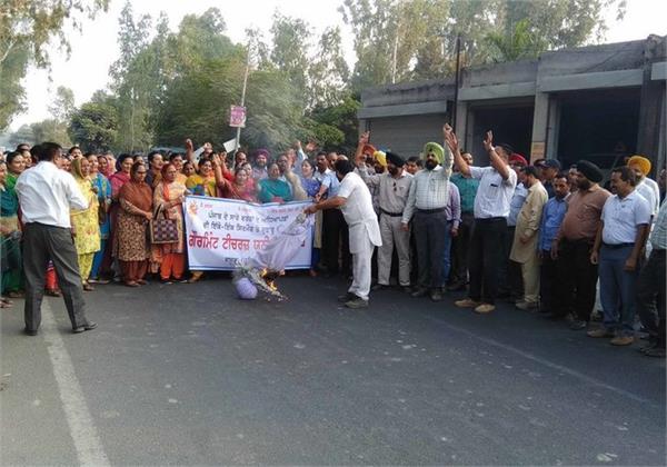 teachers burnt the government image