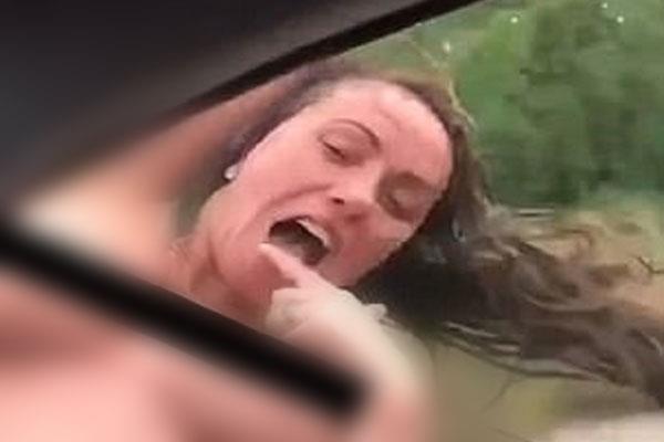 ਚੱਲਦੀ ਕਾਰ ''ਚ ਨਿਊਡ ਹੋ ਕੇ ਕਰ ਰਹੀ ਮਸਤੀ, ਹੋਈ ਮੌਤ (ਵੀਡੀਓ)