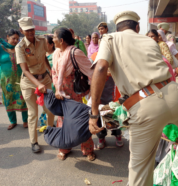 ਆਂਗਣਵਾੜੀ ਵਰਕਰਾਂ ''ਤੇ ਲਾਠੀਚਾਰਜ ਵਿਰੁੱਧ ਪ੍ਰਦਰਸ਼ਨ