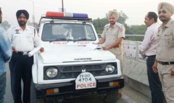 ਰੇਲਵੇ ਫਲਾਈਓਵਰ ''ਤੇ ਟ੍ਰੈਫਿਕ ਪੁਲਸ ਨੇ ਲਾਇਆ ਨਾਕਾ, ਕੱਟੇ ਚਲਾਨ