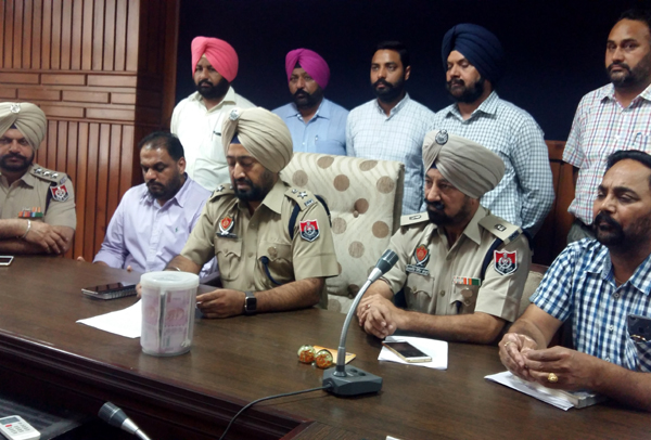1 ਲੱਖ 44 ਹਜ਼ਾਰ ਦੀ ਜਾਅਲੀ ਕਰੰਸੀ ਸਮੇਤ ਗ੍ਰਿਫਤਾਰ