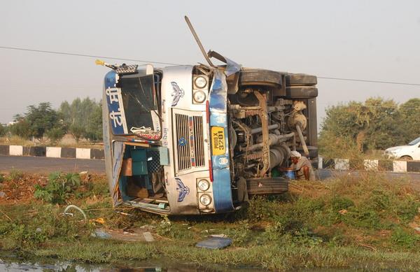 1 dead  4 injured in bus overturn