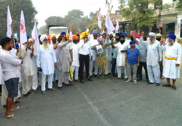 ਕਿਸਾਨਾਂ ਨੇ ਟਰੈਕਟਰਾਂ ''ਤੇ ਟੈਕਸ ਲਾਉਣ ਵਿਰੁੱਧ ਫੂਕਿਆ ਮੋਦੀ ਸਰਕਾਰ ਦਾ ਪੁਤਲਾ