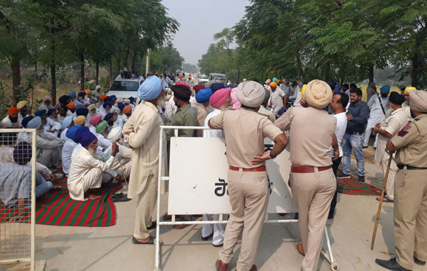 ਭਾਕਿਯੂ (ਰਾਜੇਵਾਲ) ਦੇ ਆਗੂਆਂ ਵੱਲੋਂ ਕੈਬਨਿਟ ਮੰਤਰੀ ਦੀ ਕੋਠੀ ਦਾ ਘਿਰਾਓ