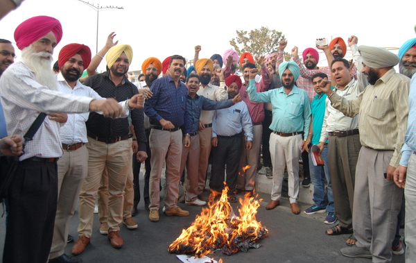 ਸਕੂਲਾਂ ਨੂੰ ਮਰਜ ਕਰਨ ਦਾ ਮਾਮਲਾ ਅੱਗ ਵਾਂਗ ਭਖਿਆ