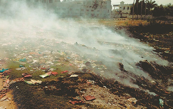 ਨਗਰ ਨਿਗਮ ਵਲੋਂ ਸੁੱਟੀ ਜਾ ਰਹੀ ਗੰਦਗੀ ਨਾਲ ਪਿੰਡ ਵਾਸੀਆਂ ''ਚ ਭਾਰੀ ਰੋਸ