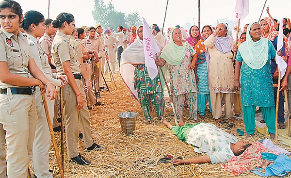 ਪ੍ਰਸ਼ਾਸਨ ਨੇ ਭਾਰੀ ਸੁਰੱਖਿਆ ਫੋਰਸ ਦੀ ਮਦਦ ਨਾਲ ਪੰਚਾਇਤੀ ਜ਼ਮੀਨ ਦਾ ਕਬਜ਼ਾ ਦਿਵਾਇਆ