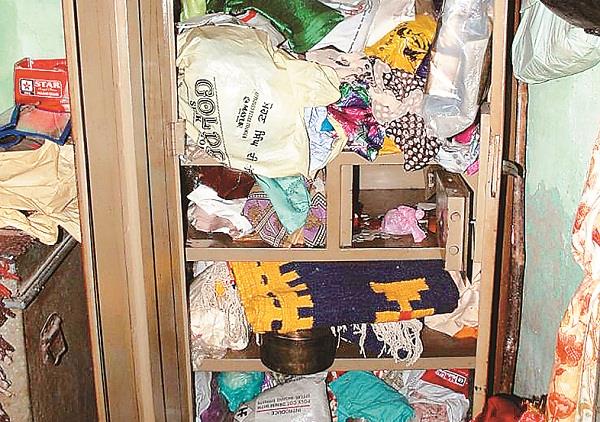 stolen gold ornaments  cash and valuables from home