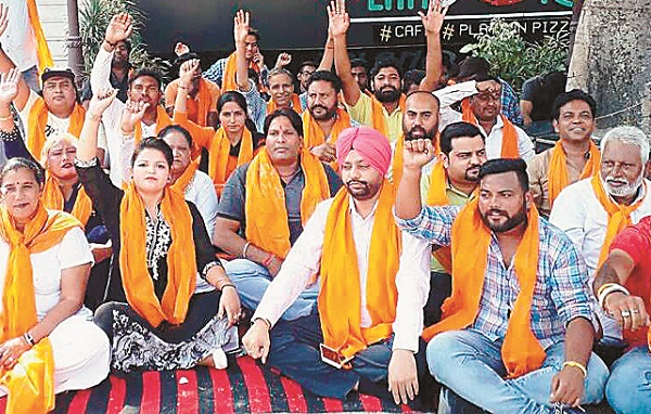 ਹੁੱਕਾ ਬਾਰ ਖਿਲਾਫ ਮਾਡਲ ਟਾਊਨ ''ਚ ਸ਼ਿਵ ਸੈਨਾ ਵਲੋਂ ਧਰਨਾ ਪ੍ਰਦਰਸ਼ਨ