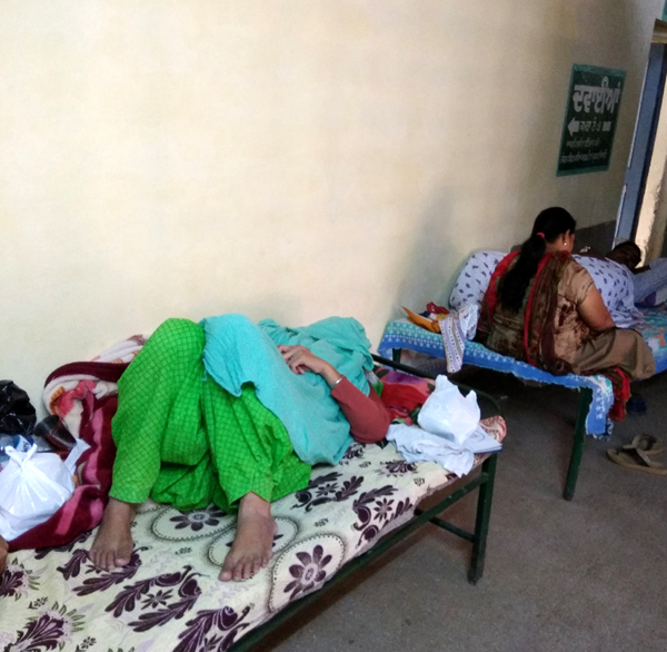 ਸਿਵਲ ਹਸਪਤਾਲ ਬਰਨਾਲਾ ''ਚ ਬੈੱਡਾਂ ਦੀ ਘਾਟ ਮਰੀਜ਼ ਕਿਰਾਏ ਦੇ ਮੰਜਿਆਂ ''ਤੇ ਵਰਾਂਡਿਆਂ ''ਚ ਕਰਵਾ ਰਹੇ ਇਲਾਜ