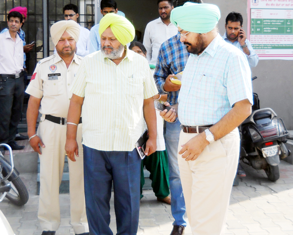 ਆਵਾਜਾਈ ਵਿਭਾਗ ''ਚ ਫੈਲਿਆ ਭ੍ਰਿਸ਼ਟਾਚਾਰ ਆਰ. ਟੀ. ਏ. ਨੇ ਟ੍ਰੈਕ ''ਤੇ ਕੀਤਾ ਸਟਿੰਗ, ਫੜਿਆ ਏਜੰਟ