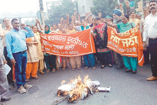 ਮਿੱਡ-ਡੇ ਮੀਲ ਵਰਕਰਜ਼ ਯੂਨੀਅਨ ਵਲੋਂ ਅਰਥੀ ਫੂਕ ਮੁਜ਼ਾਹਰਾ