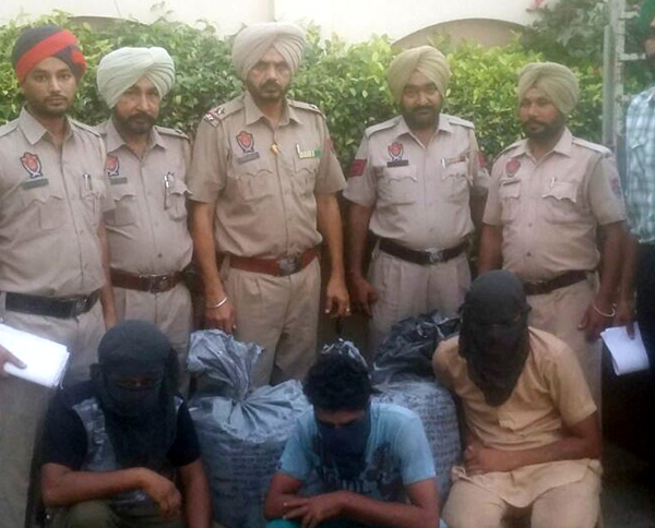 ਮੱਧ ਪ੍ਰਦੇਸ਼ ਤੋਂ ਡਰਾਈਵਰਾਂ ਨਾਲ ਮਿਲ ਕੇ ਟਰੱਕ ''ਚ ਲਿਆਉਂਦਾ ਸੀ ਭੁੱਕੀ