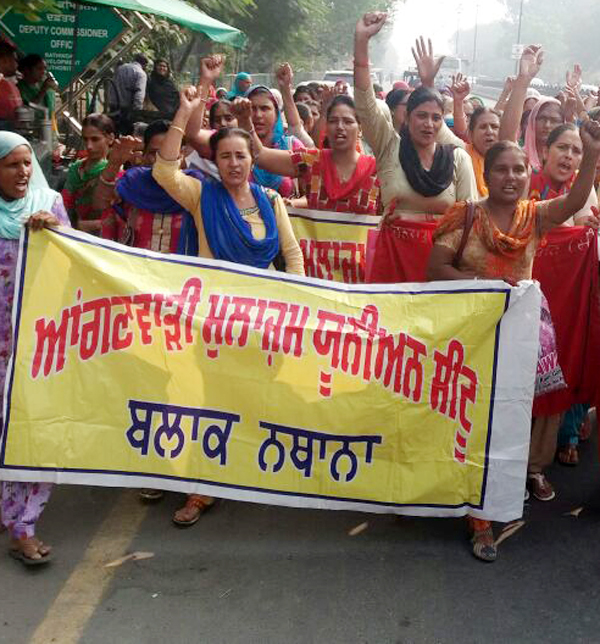 ਪਟਿਆਲਾ ''ਚ ਮੁਲਾਜ਼ਮਾਂ ''ਤੇ ਲਾਠੀਚਾਰਜ ਦਾ ਮਾਮਲਾ ਆਂਗਣਵਾੜੀ ਮੁਲਾਜ਼ਮਾਂ ਨੇ ਕੀਤਾ ਚੱਕਾ ਜਾਮ