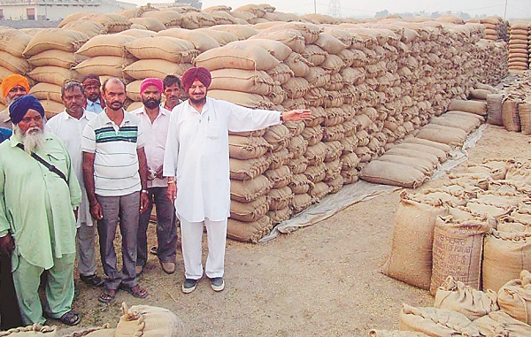 ਐੱਸ. ਡੀ. ਐੱਮ. ਦੇ ਦਖਲ ਤੋਂ ਬਾਅਦ ਆੜ੍ਹਤੀਆਂ ਦਾ ਚੱਕਾ ਜਾਮ ਪ੍ਰੋਗਰਾਮ ਮੁਲਤਵੀ