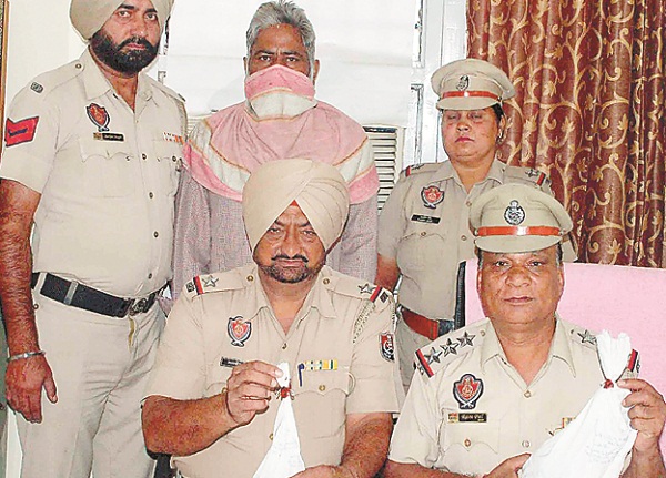 ਸਾਈਕਲ ਸਟੈਂਡ ਦੀ ਆੜ ''ਚ ਨਸ਼ਾ ਸਮੱਗਲਿੰਗ ਕਰਨ ਵਾਲਾ ਠੇਕੇਦਾਰ ਗ੍ਰਿਫਤਾਰ