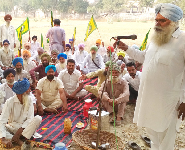 ਕੁਰਕੀ ਰੁਕਵਾਉਣ ਲਈ ਸਬ-ਤਹਿਸੀਲ ਕੰਪਲੈਕਸ ਅੱਗੇ ਡਟੇ ਕਿਸਾਨ