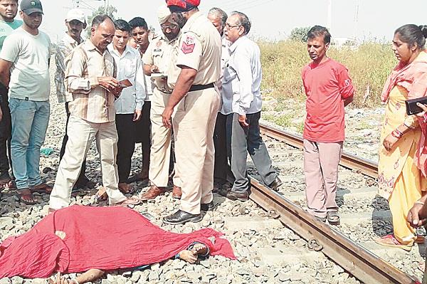 youth gets suicide after coming to the train on sodel gate