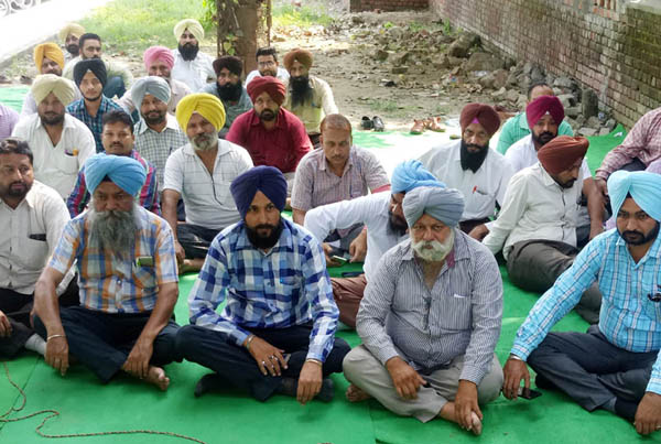 ਸੰਮਤੀ ਕਰਮਚਾਰੀ ਯੂਨੀਅਨ ਨੇ ਦਿੱਤਾ ਰੋਸ ਧਰਨਾ