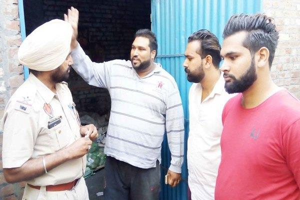 out of the shop  theft for the second day  40 000 rupees took away the burglar