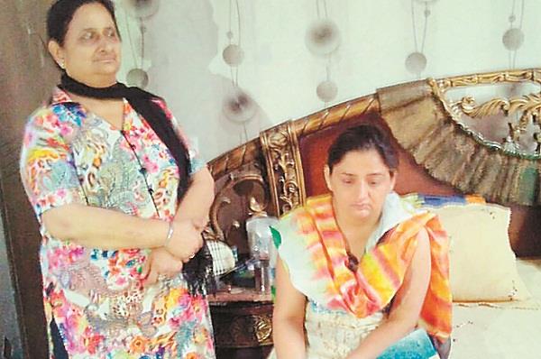 a woman  s knuckle stitched by a knife