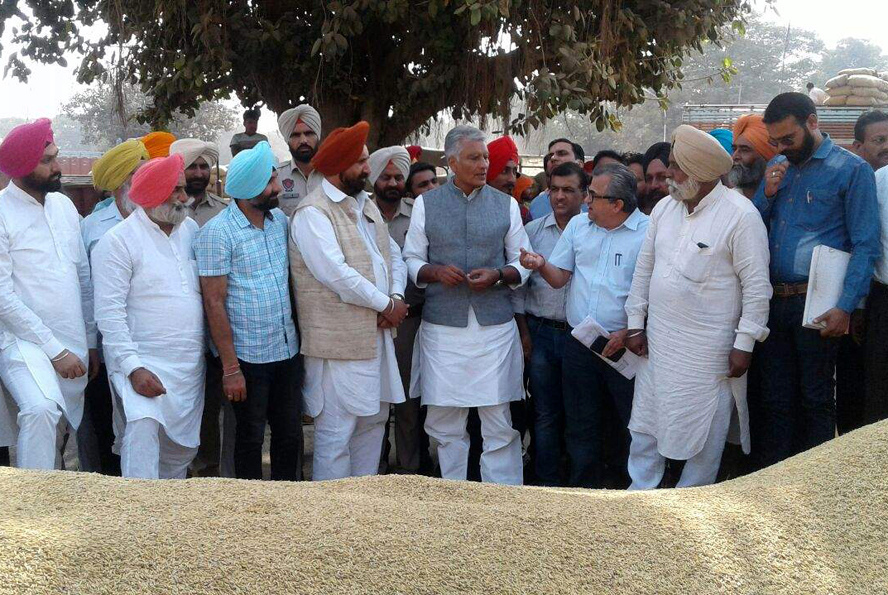 ਅਕਾਲੀਆਂ ਦੀ ਲੁੱਟ ''ਚ ਭਾਜਪਾ ਬਰਾਬਰ ਦੀ ਭਾਈਵਾਲ ਰਹੀ, ਅਜੇ ਵੀ ਸ਼੍ਰੋਮਣੀ ਅਕਾਲੀ ਦਲ ਦਾ ਸਾਥ ਨਹੀਂ ਛੱਡਿਆ : ਜਾਖੜ