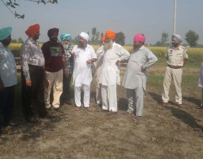 ਪਰਾਲੀ ਨੂੰ ਅੱਗ ਲਾਉਣ ''ਤੇ ਕਿਸਾਨਾਂ ਨੂੰ ਕੀਤੇ ਜੁਰਮਾਨੇ