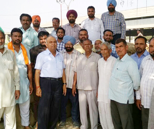 ਸ਼ੈਲਰ ਮਾਲਕਾਂ ਵੱਲੋਂ ਮੰਡੀ ''ਚੋਂ ਝੋਨਾ ਨਾ ਚੁੱਕਣ ਦਾ ਮਾਮਲਾ ਆੜ੍ਹਤੀਆਂ ਤੇ ਮਜ਼ਦੂਰਾਂ ''ਚ ਰੋਸ