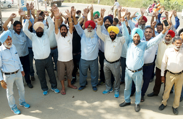 ਵੇਰਕਾ ਮਿਲਕ ਪਲਾਂਟ ਦੇ ਵਰਕਰਾਂ ਵੱਲੋਂ ਮੈਨੇਜਿੰਗ ਡਾਇਰੈਕਟਰ ਦਾ ਪਿੱਟ ਸਿਆਪਾ