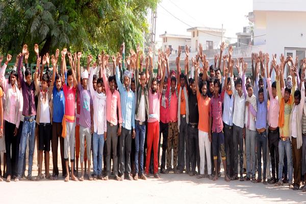 slogans by workers and contractors strike in gana mandi sanour