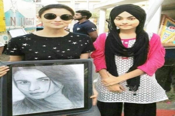 simran kaur hands over   sketch   to aila bhatt and akshay kumar