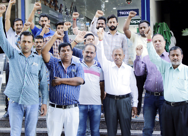 ਪੁੱਡਾ ਦੀ ਪਾਰਕਿੰਗ ''ਤੇ ਕਬਜ਼ਾ ਕਰ ਕੇ ਨਗਰ ਕੌਂਸਲ ਨੇ ਲਾਏ ਕੂੜੇ ਦੇ ਢੇਰ