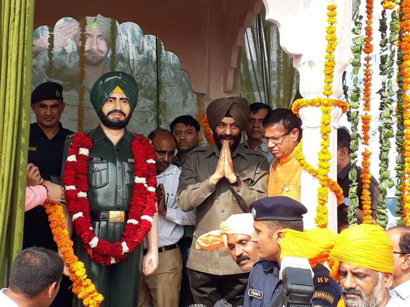 ਹਰਿਆਣਾ ਸਰਕਾਰ ਦੀਆਂ ਅੱਖਾਂ ਖੋਲ੍ਹਣ ਲਈ ਬਿੱਟਾ ਨੇ ਤਰਨਤਾਰਨ ਦੇ ਸ਼ਹੀਦ ਪਰਿਵਾਰ ਦੇ ਬੱਚਿਆਂ ਨੂੰ ਕੀਤਾ ਪੇਸ਼