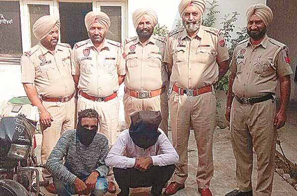 ਔਰਤ ਦਾ ਪਰਸ ਲੁੱਟ ਕੇ ਭੱਜੇ ਦੋ ਲੁਟੇਰੇ, ਨਸ਼ੀਲਾ ਪਦਾਰਥ ਬਰਾਮਦ
