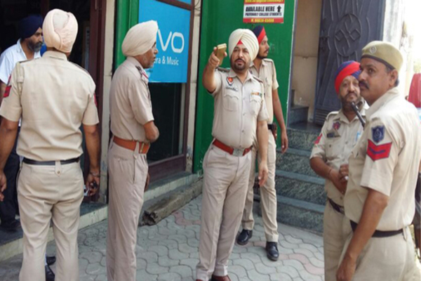 ਸ਼ੋਅਰੂਮ ਦਾ ਸ਼ਟਰ ਪੁੱਟ ਕੇ ਲੱਖਾਂ ਦਾ ਸਾਮਾਨ ਚੋਰੀ