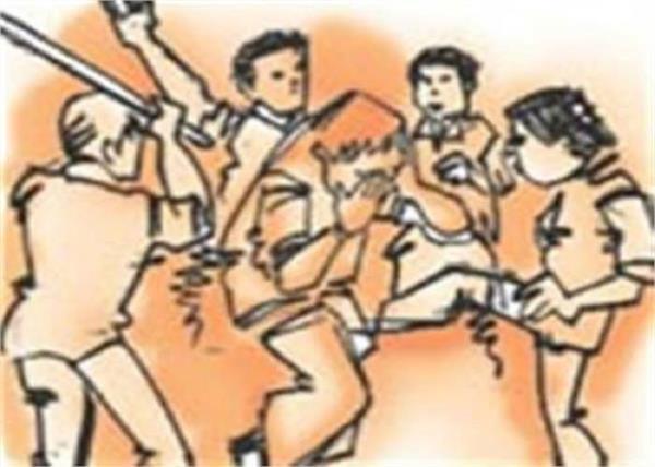 a dozen dozen people attacked the house under the rage