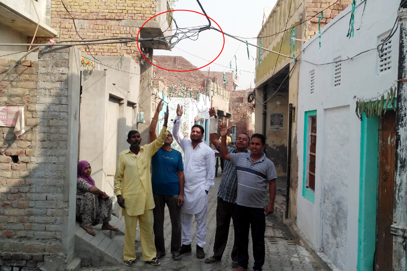 ਬਿਜਲੀ ਦੀਆਂ ਢਿੱਲੀਆਂ ਤੇ ਨੰਗੀਆਂ ਤਾਰਾਂ ਕਾਰਨ ਵਾਪਰ ਸਕਦੈ ਹਾਦਸਾ