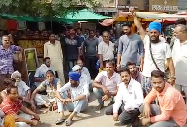 ਕੁੱਟਮਾਰ ਤੇ ਰੇਹੜੀ ਪਲਟਾਉਣ ਕਾਰਨ ਮਾਲਕ ਨੇ ਖੁਦ ''ਤੇ ਛਿੜਕਿਆ ਪੈਟਰੋਲ