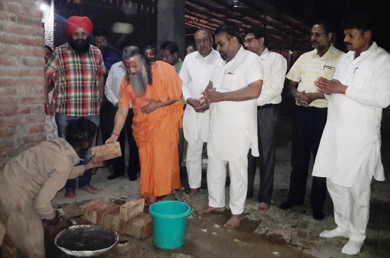 ਗੋਪ ਅਸ਼ਟਮੀ ''ਤੇ ਹੀ ਨਹੀਂ ਬਲਕਿ ਰੋਜ਼ ਕਰੋ ਗਊਆਂ ਦੀ ਪੂਜਾ : ਕਮਲਾਨੰਦ ਜੀ