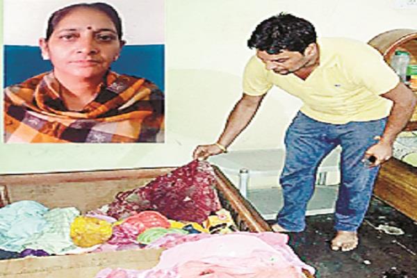 ਕਲਯੁਗੀ ਪੁੱਤ ਨੇ ਬੇਰਹਿਮੀ ਨਾਲ ਕੀਤਾ ਮਾਂ ਦਾ ਕਤਲ, ਤਸੱਲੀ ਨਾ ਹੋਣ ''ਤੇ ਦੀਵਾਨ ''ਚ ਪਈ ਲਾਸ਼ ''ਤੇ ਚਲਾਉਂਦਾ ਰਿਹਾ ਬਲੇਡ