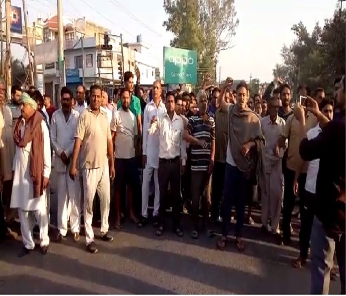 ਸ਼ੱਕੀ ਹਾਲਾਤ 'ਚ ਨੌਜਵਾਨ ਦੀ ਮੌਤ, ਪਰਿਵਾਰ ਨੇ ਕੀਤਾ ਰੋਡ ਜਾਮ