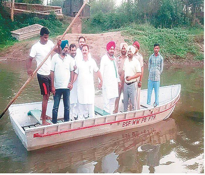 ਮੰਤਰੀ ਧਰਮਸੌਤ ਵੱਲੋਂ ਕਿਸ਼ਤੀਆਂ ਤੇ ਟਰੈਕਟਰਾਂ ਰਾਹੀਂ ਸਰਹੱਦੀ ਪਿੰਡਾਂ ''ਚ ਜਾਖੜ ਦੇ ਹੱਕ ''ਚ ਪ੍ਰਚਾਰ ਜਾਰੀ