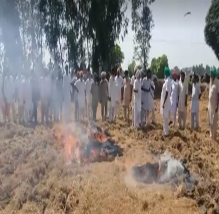 ਪਿੰਡ ਢਿਲਵਾਂ ਖੁਰਦ ਅਤੇ ਘੁਗਿਆਣਾ ਦੇ ਕਿਸਾਨਾਂ ਨੇ ਮਿਲਕੇ ਲਾਈ ਪਰਾਲੀ ਨੂੰ ਅੱਗ