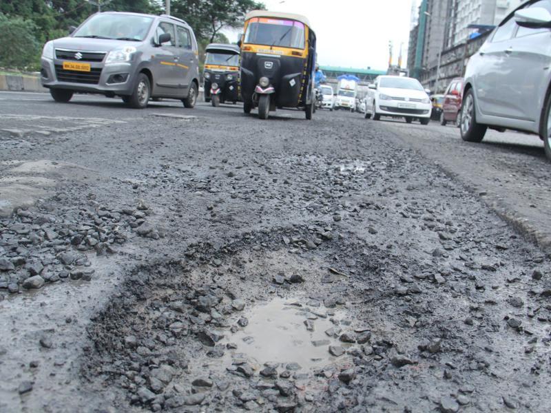 ਸੜਕਾਂ 'ਚ ਪਏ ਡੂੰਘੇ ਖੱਡੇ ਬਣੇ ਰਾਹਗੀਰਾਂ ਦੀ ਜਾਨ ਦਾ ਖੌਅ