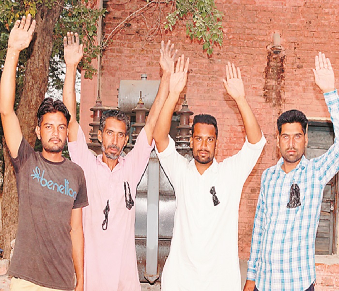 ਤਿੰਨ ਮਹੀਨਿਆਂ ਤੋਂ ਤਨਖਾਹ ਨਾ ਮਿਲਣ ਕਰਕੇ ਬਿਜਲੀ ਕਾਮਿਆਂ ਨੇ ਕਾਲੇ ਬਿੱਲੇ ਲਾ ਕੇ ਠੇਕੇਦਾਰ ਖ਼ਿਲਾਫ਼ ਕੀਤਾ ਰੋਸ ਪ੍ਰਦਰਸ਼ਨ